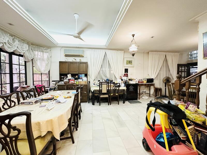 Freehold bungalow with regular land and wide frontage, 2 storey sturcture with 5 bedroomsgalow