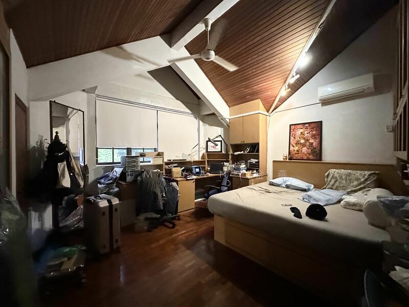 Freehold bungalow with regular land and wide frontage, 2 storey sturcture with 5 bedroomsgalow