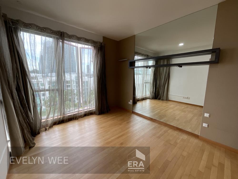 Enjoy the Lifestyle of Waterfront Living , and Enjoy the Convenience.