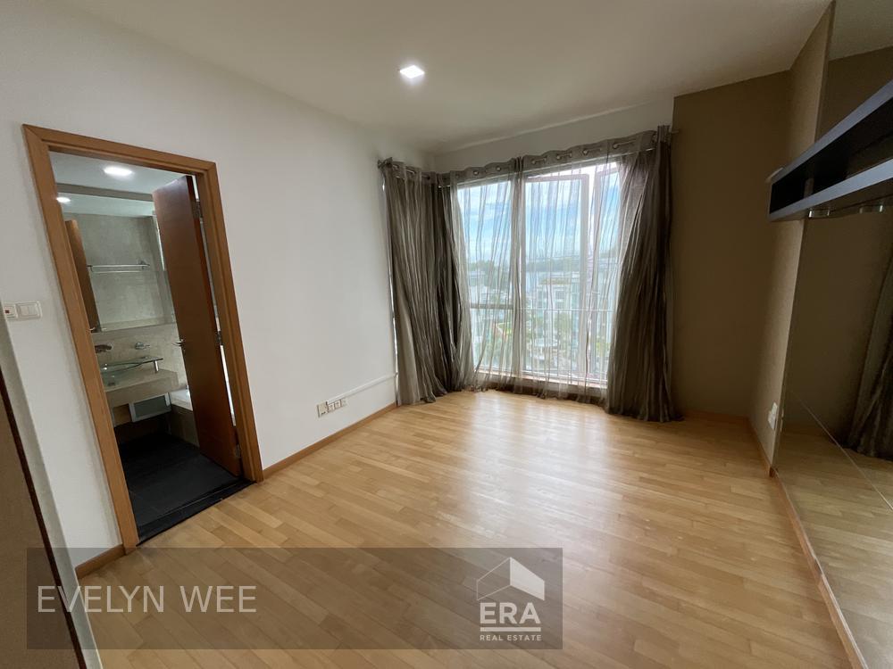 Enjoy the Lifestyle of Waterfront Living , and Enjoy the Convenience.