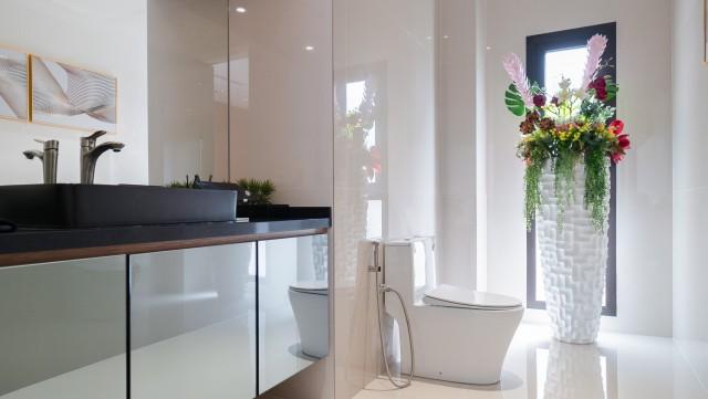 Westlake Gardens Detached House For Sale, $17,500,000, 5 Bed 7 Bath 5,000 sqft $2,160.00 psf