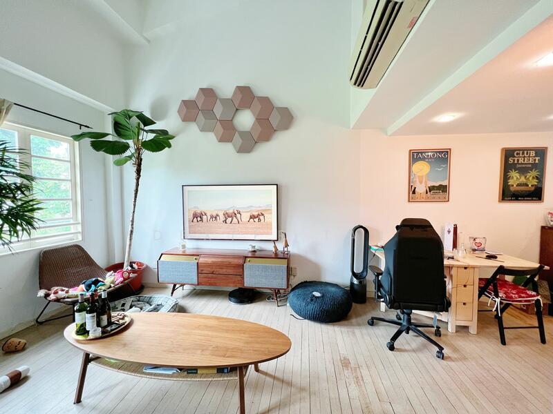 Conservation Walk-Up Apartment in Prime District9!