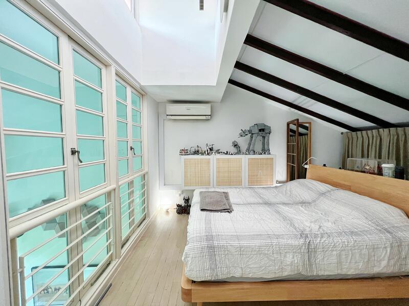 Conservation Walk-Up Apartment in Prime District9!