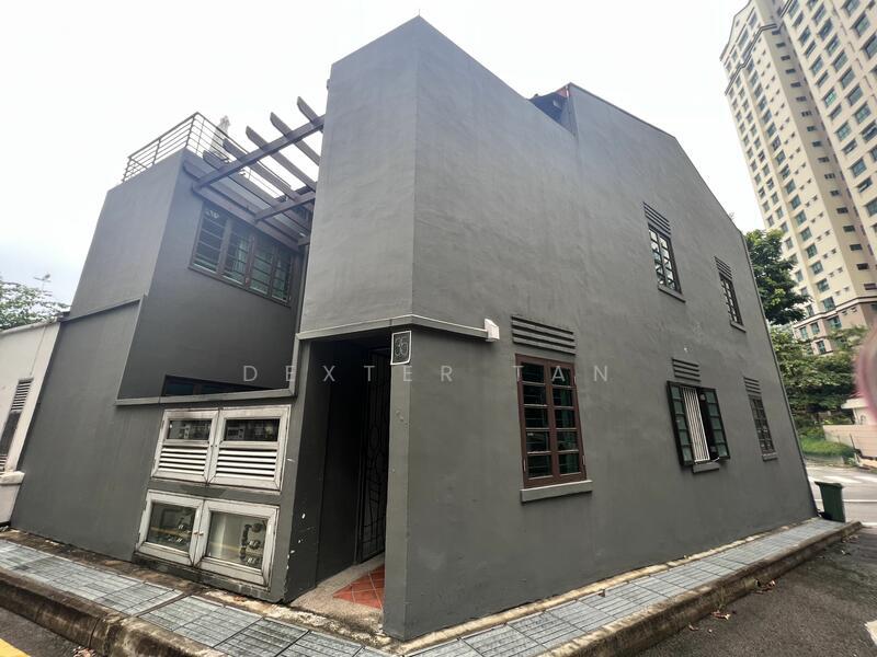 Conservation Walk-Up Apartment in Prime District9!