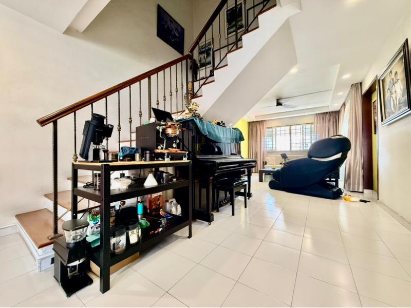 207 Choa Chu Kang Central HDB Apartment For Sale, $899,888, 4 Bed 3 Bath 1,571 sqft $573.00 psf