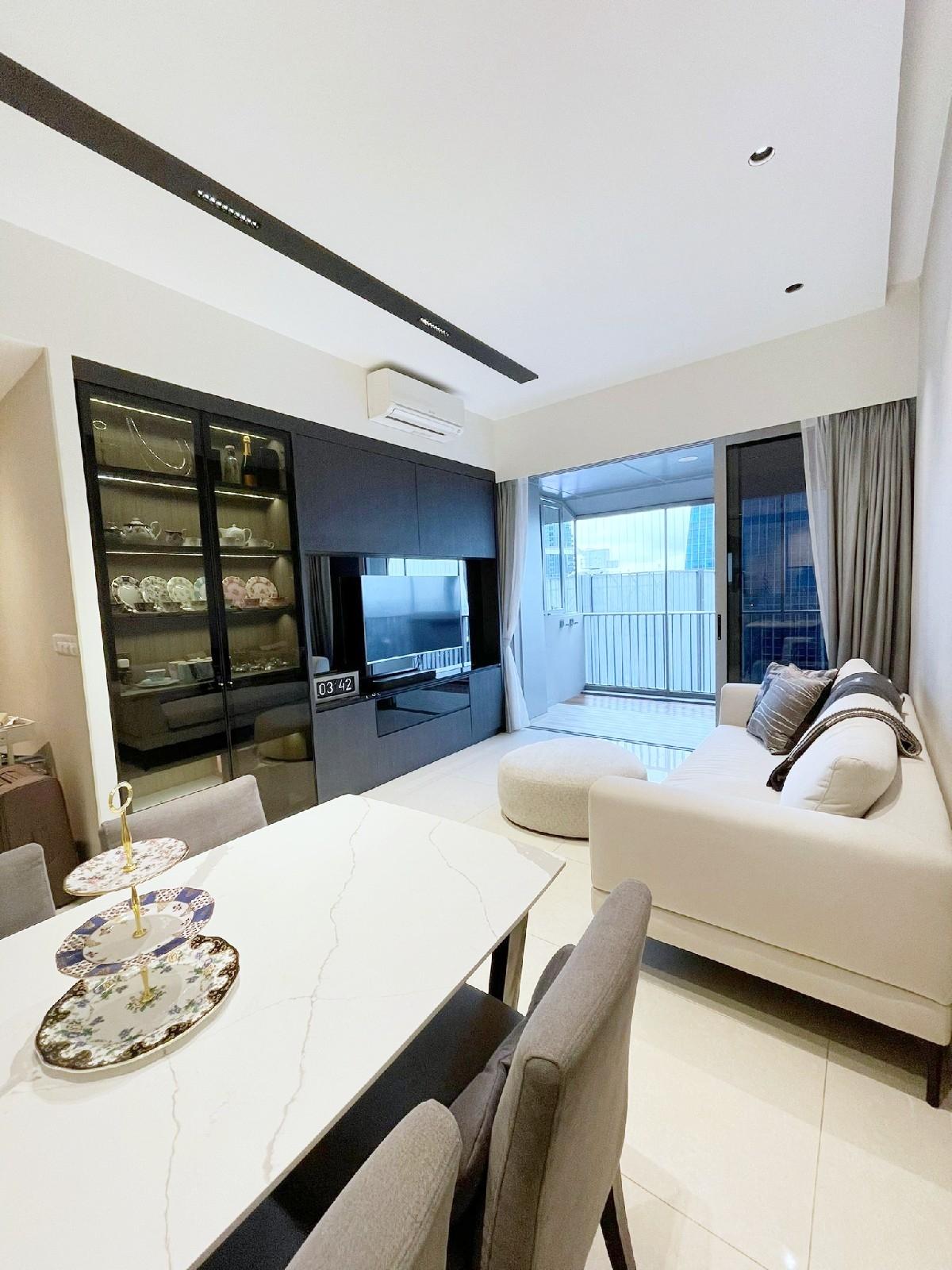 V on Shenton Condominium For Sale, $2,280,000, 2 Bed 2 Bath 883 sqft $2,582.00 psf Condominium | D01 Cecil | Prop-GPT the AI-Powered Property Guru