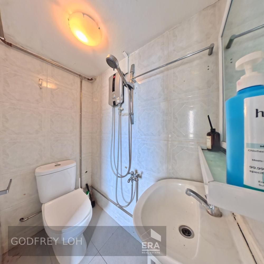 Prime Location, Right Above the Mall! Well Priced!