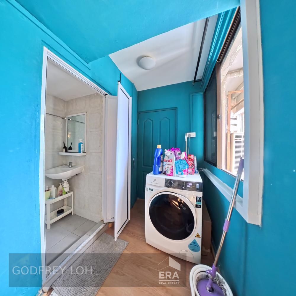 Prime Location, Right Above the Mall! Well Priced!