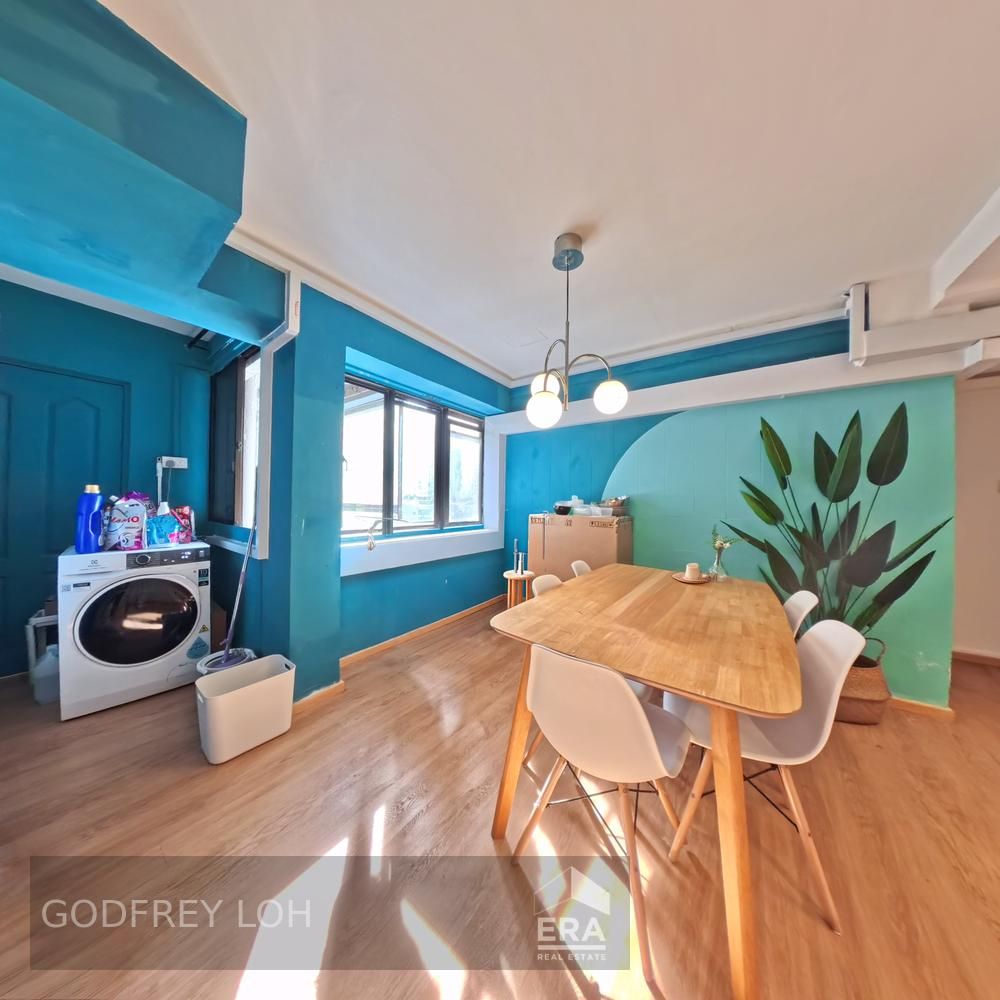 Prime Location, Right Above the Mall! Well Priced!