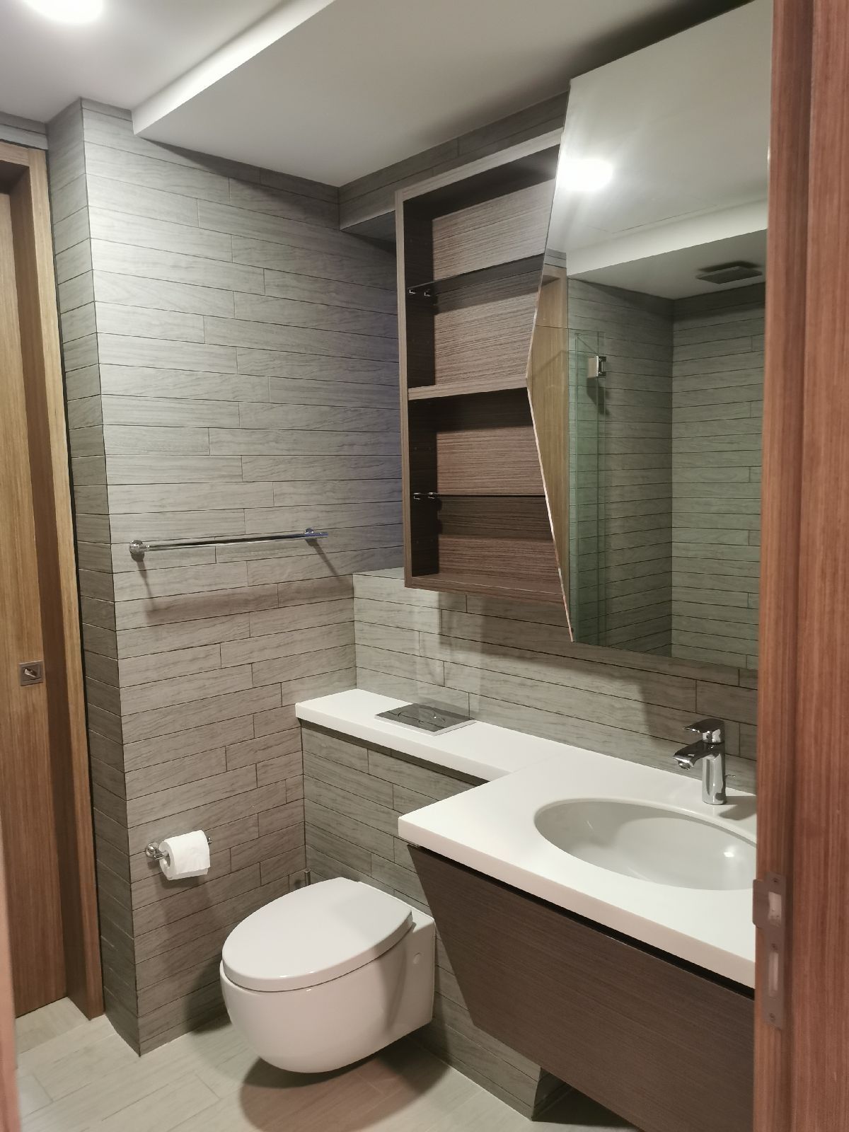 V on Shenton Apartment For Sale, $1,380,000, 2 Bed 1 Bath 689 sqft $2,003.00 psf