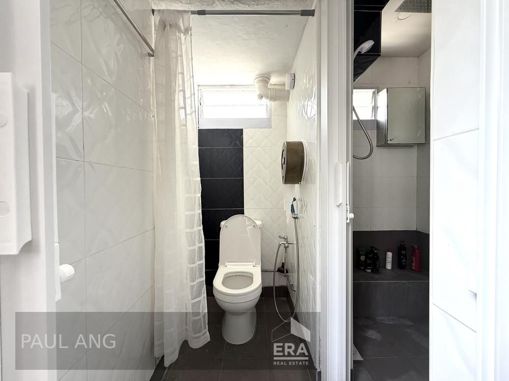 Landed Facing, Bright and Breezy Unit! Move in Condition!