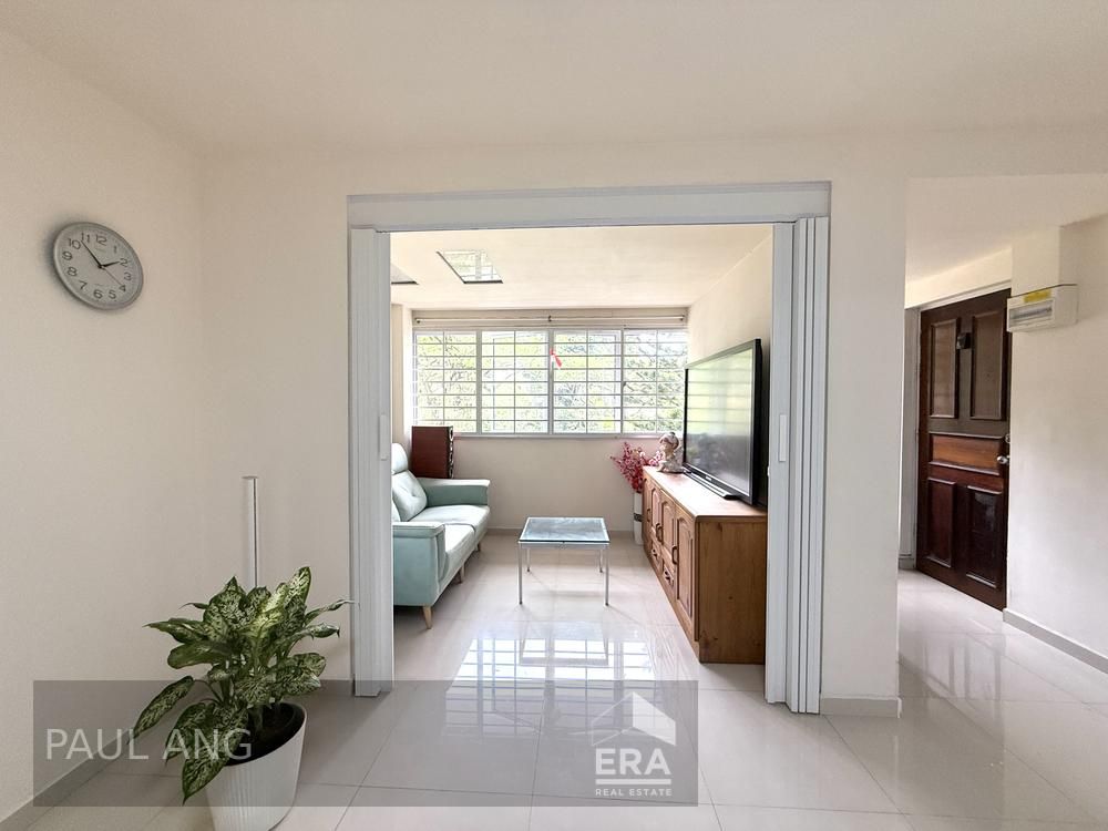 Landed Facing, Bright and Breezy Unit! Move in Condition!