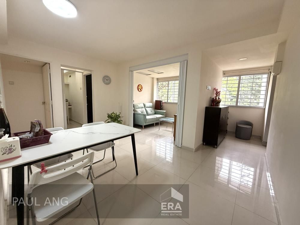 Landed Facing, Bright and Breezy Unit! Move in Condition!