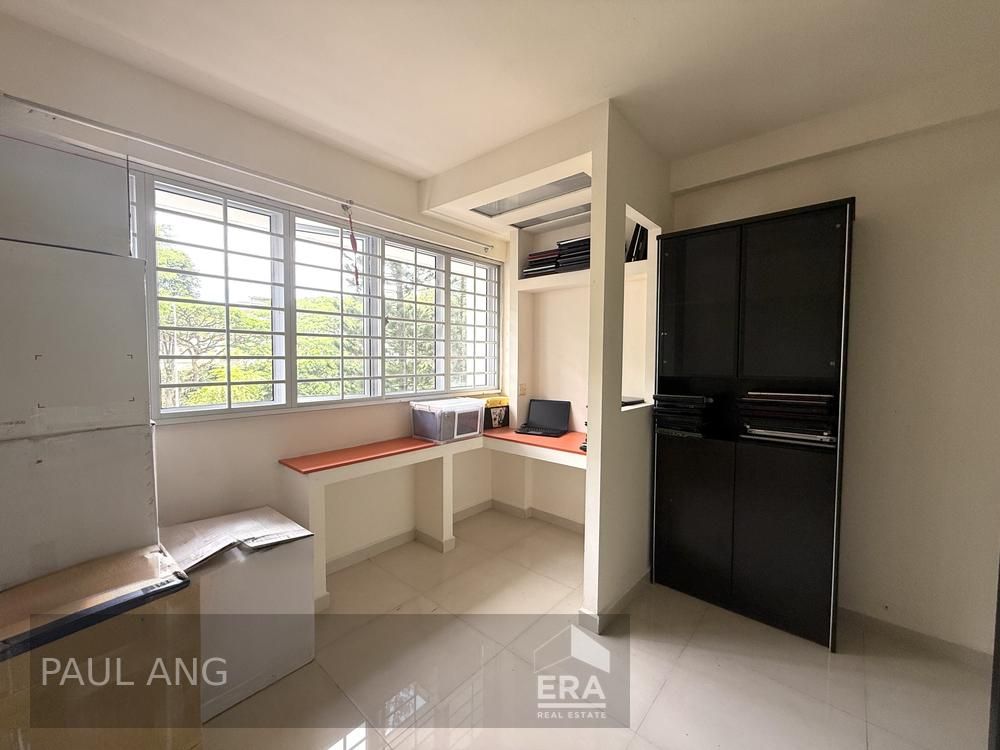 Landed Facing, Bright and Breezy Unit! Move in Condition!