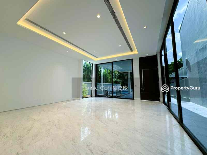 Prop-GPT: Detached: D10 Holland Mount Sinai Vicinity