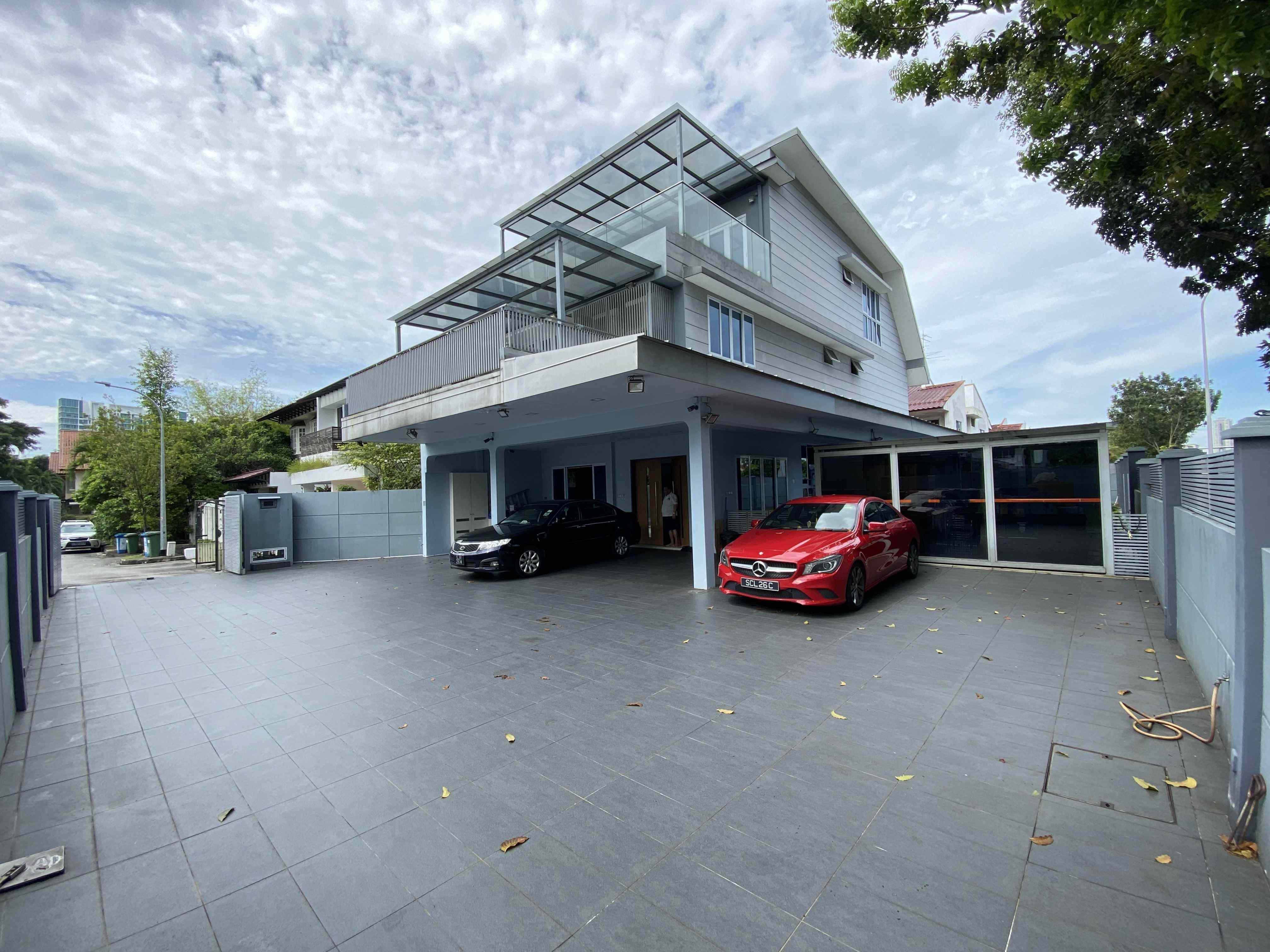 Prop-GPT: Corner Terrace: D19  8 Parking Lots! Huge Corner Terrace near Lorong Chuan MRT