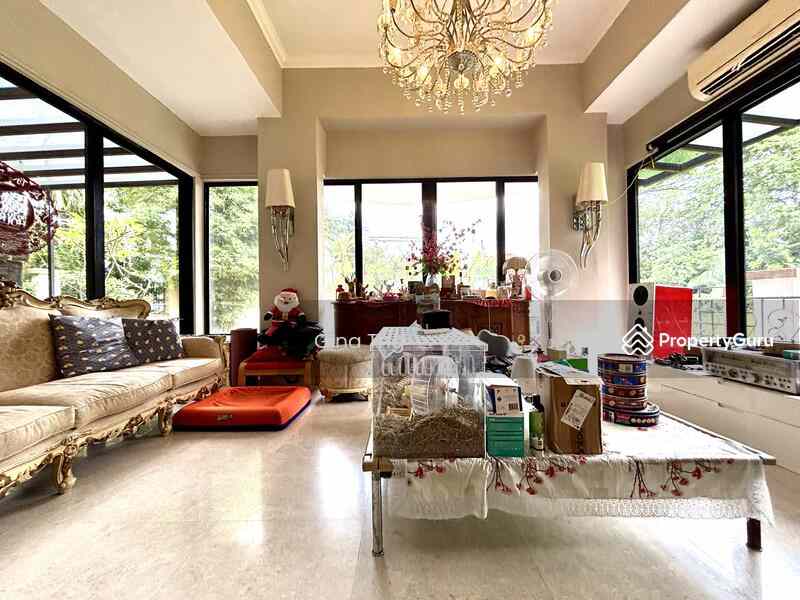 Prop-GPT: Corner Terrace: D19  Charming corner terrace @district 19