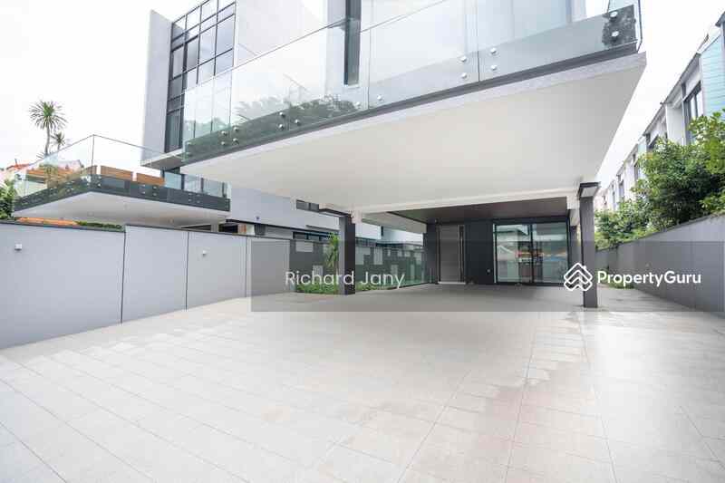Prop-GPT: Bungalow: D19   D19 NEW F'HOLD MODERN  6 BRM BUNGALOW  POOL LIFT  PARK 4 CARS