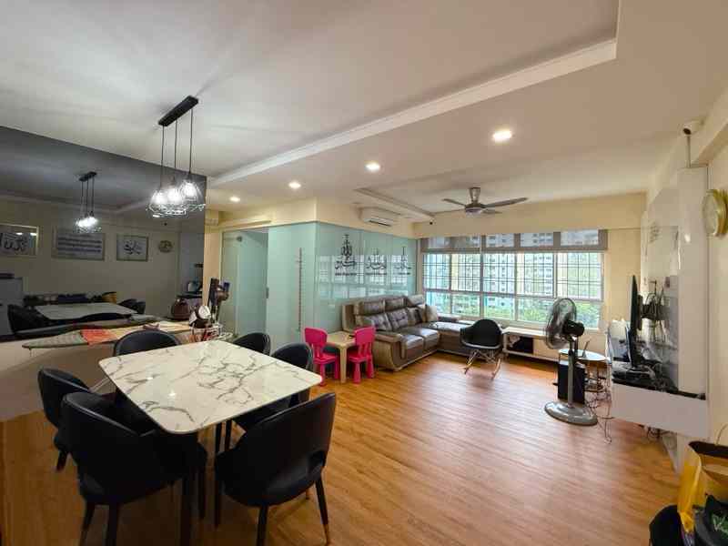 318C Yishun Greenwalk: D27 Yishun HDB Apartment | Prop-GPT the AI-Powered Property Guru