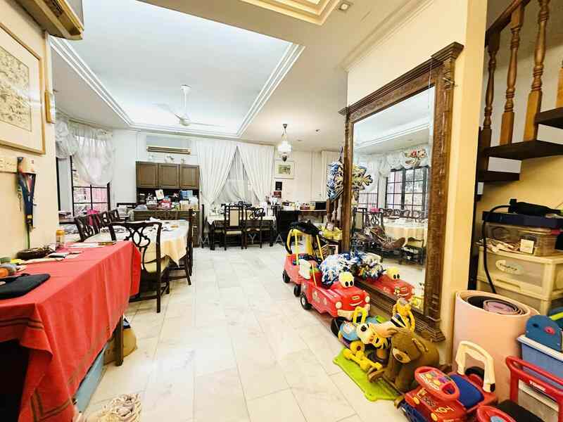 Freehold bungalow with regular land and wide frontage, 2 storey sturcture with 5 bedroomsgalow: D03  Bungalow | Prop-GPT the AI-Powered Property Guru