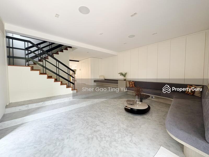 Prop-GPT: Terrace: D14  Beautiful Renovated House At Waringin Park