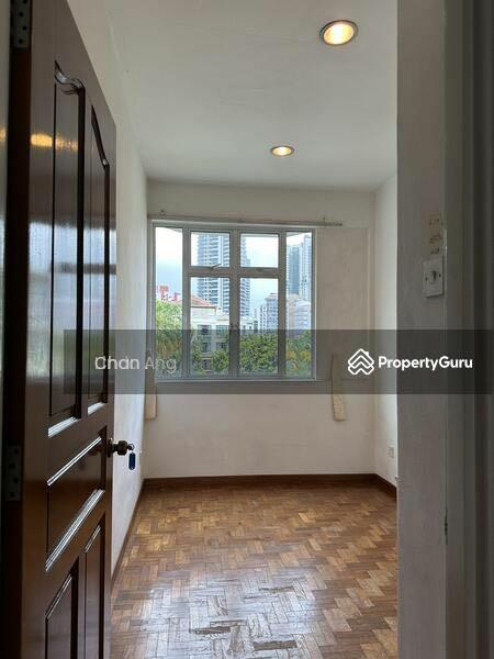 Prop-GPT: Town House: D10 Holland Ridgewood Condominium