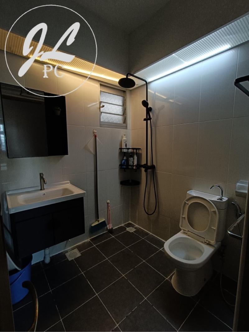 102A Canberra Street HDB Apartment Room Rental, $850, 1 Bed 2 Bath 990 sqft $0.86 psf