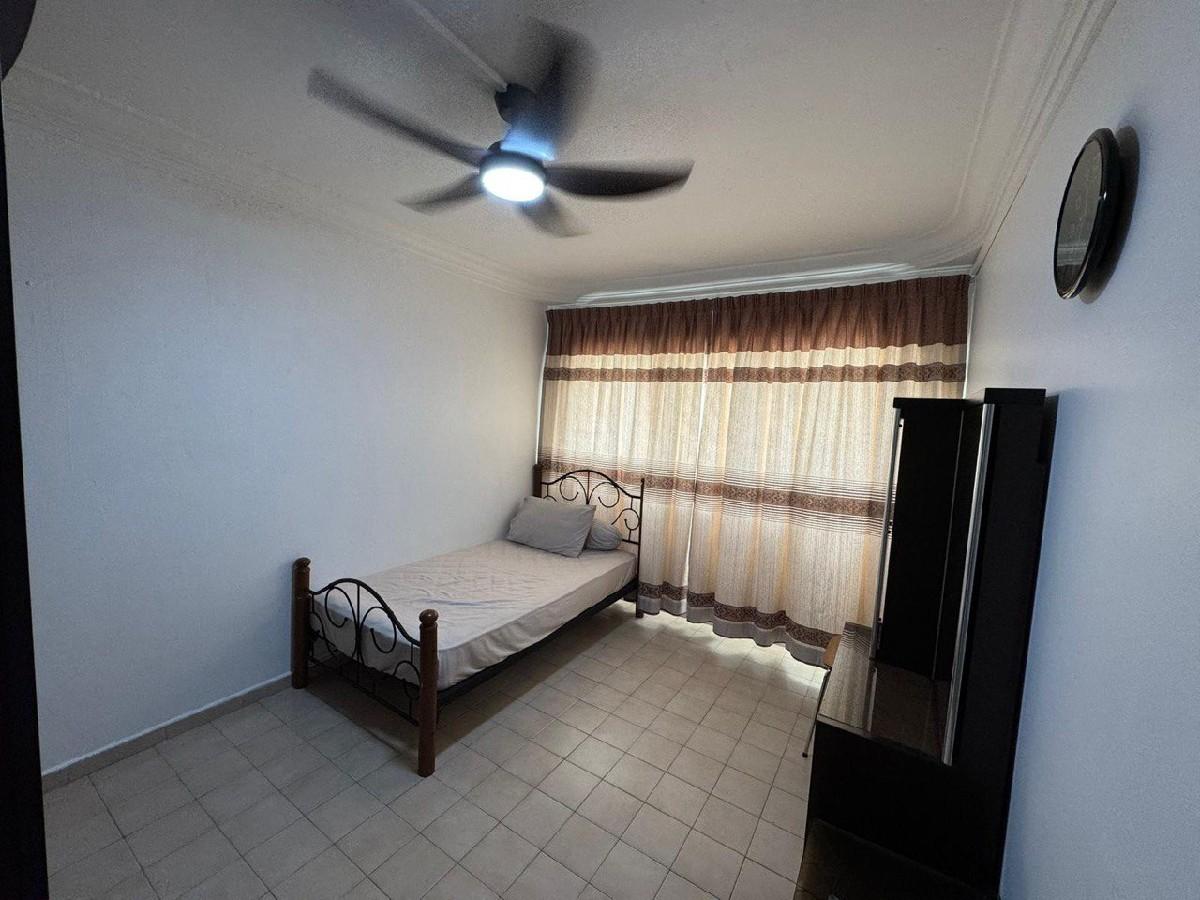 345 Bukit Batok Street 34 HDB Apartment Room Rental, $700, 1 Bed 1 Bath 129 sqft $5.43 psf