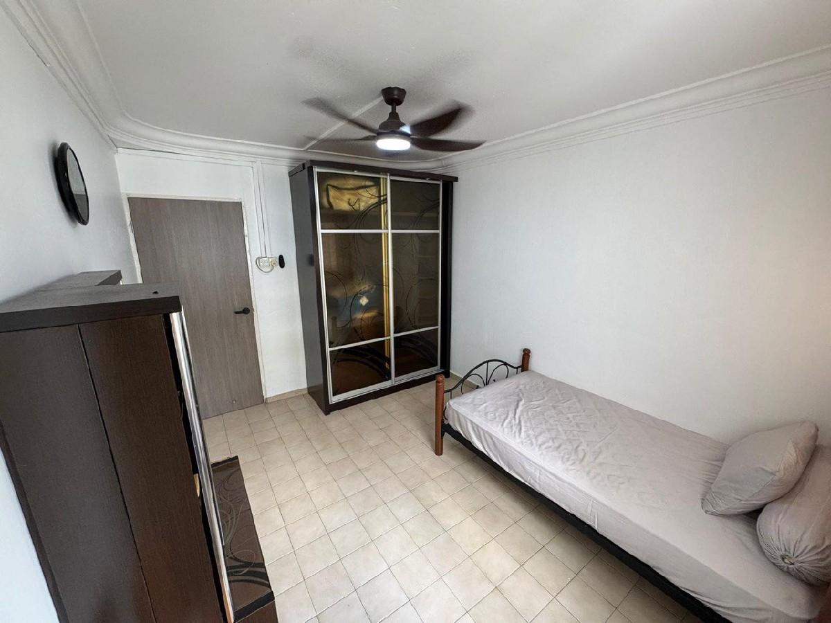 345 Bukit Batok Street 34 HDB Apartment Room Rental, $700, 1 Bed 1 Bath 129 sqft $5.43 psf