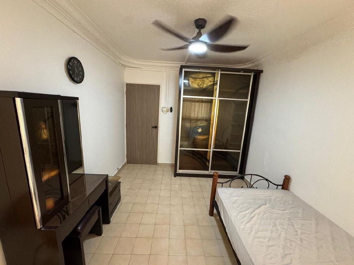 345 Bukit Batok Street 34 HDB Apartment Room Rental, $700, 1 Bed 1 Bath 129 sqft $5.43 psf