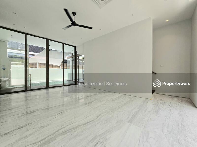 Prop-GPT: Detached: D15  Mountbatten Road Renovated 5 bedroom Detached House