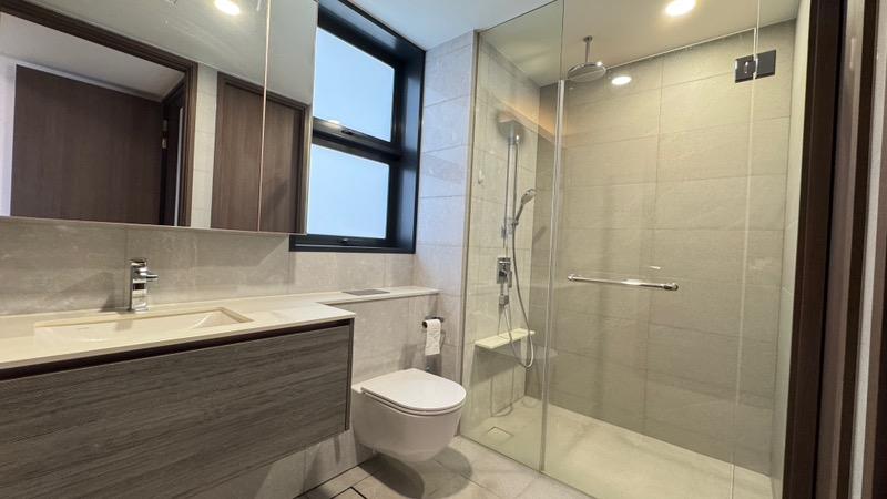 ROYALGREEN Condominium For Rent, $5,000, 2 Bed 1 Bath 710 sqft $7.04 psf