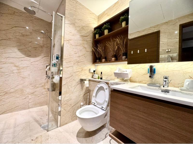 Queens Peak Condominium For Rent, $4,200, 2 Bed 1 Bath 624 sqft $6.73 psf