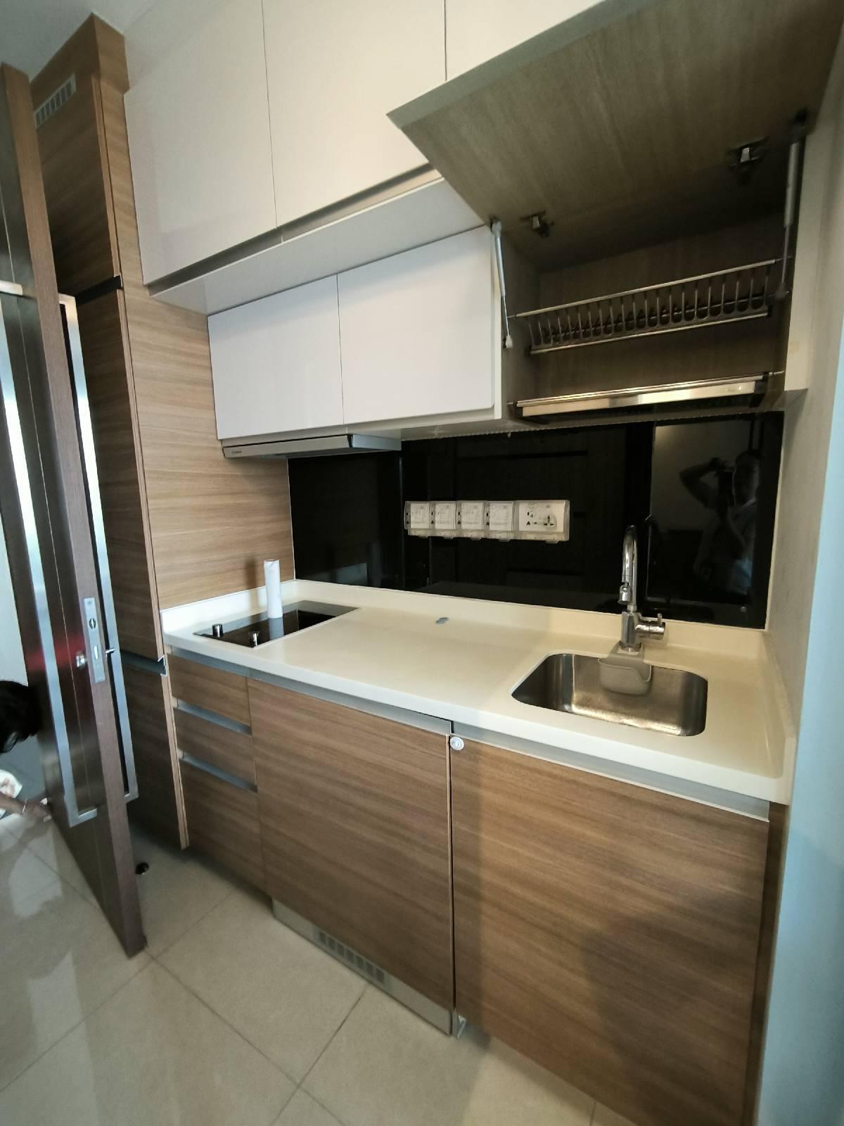 Centra Heights Condominium For Rent, $2,950, 2 Bed 1 Bath 463 sqft $6.37 psf