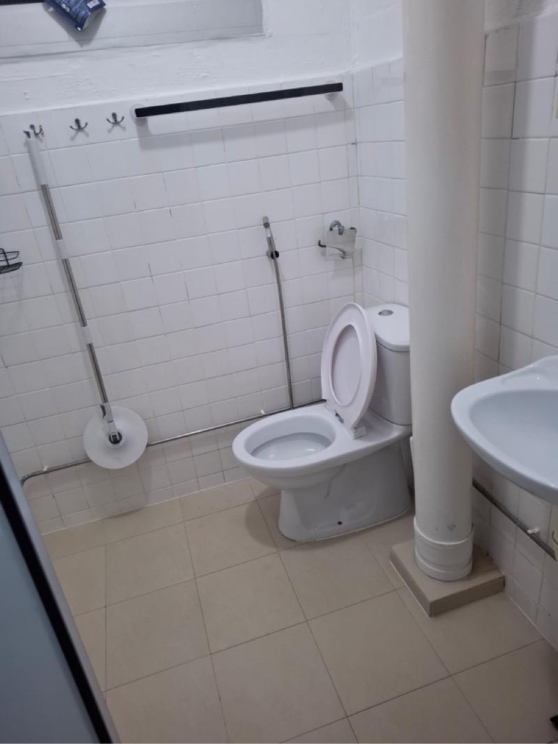 239 Bukit Batok East Avenue 5 HDB Apartment Room Rental, $850, 1 Bed 2 Bath 721 sqft $1.18 psf