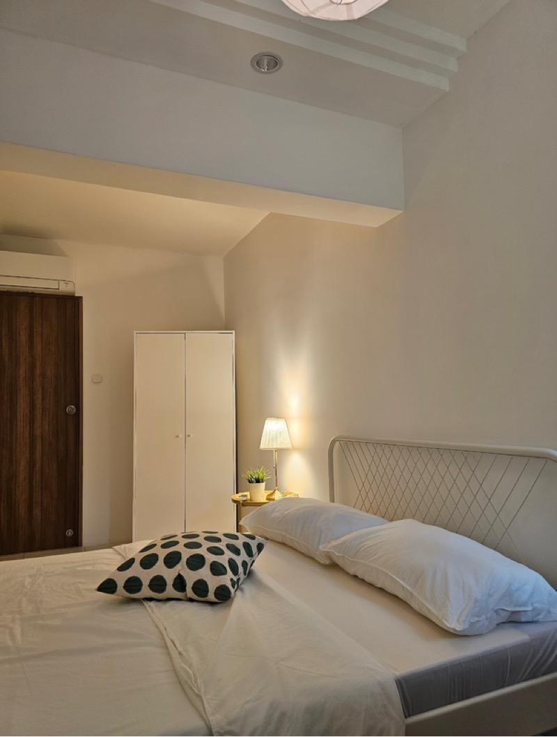 One Tree Hill Mansions Apartment Room Rental, $1,350, 1 Bed 150 sqft $9.00 psf