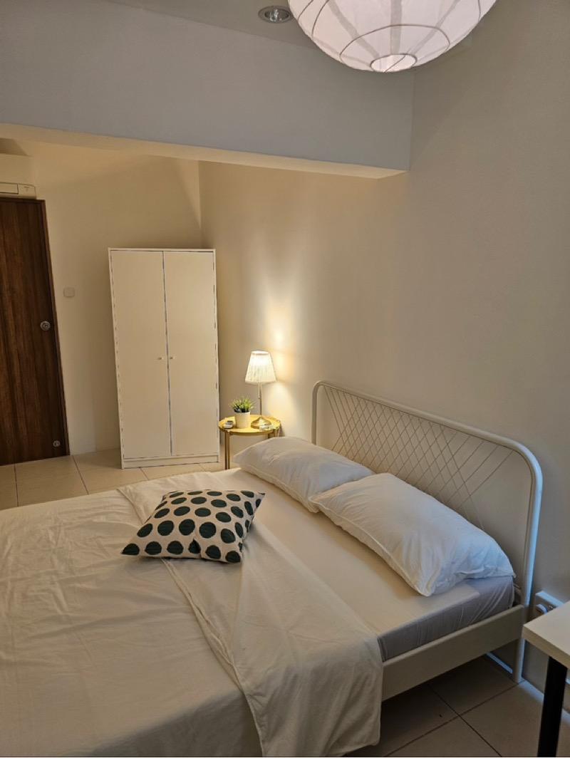 One Tree Hill Mansions Apartment Room Rental, $1,350, 1 Bed 150 sqft $9.00 psf