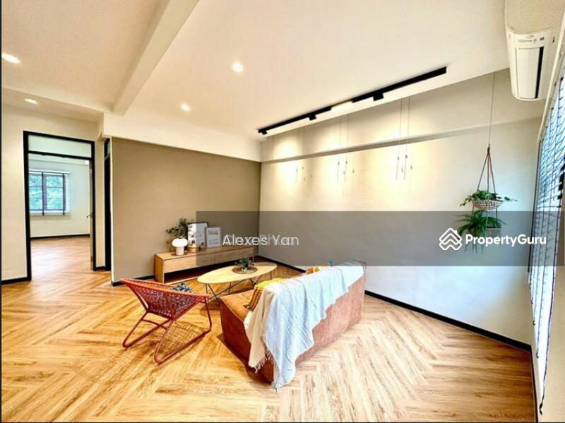 Prop-GPT: Shophouse: D10  Almost New Renovated Walk-Up Apartment in Bukit Timah! Walk To MRT