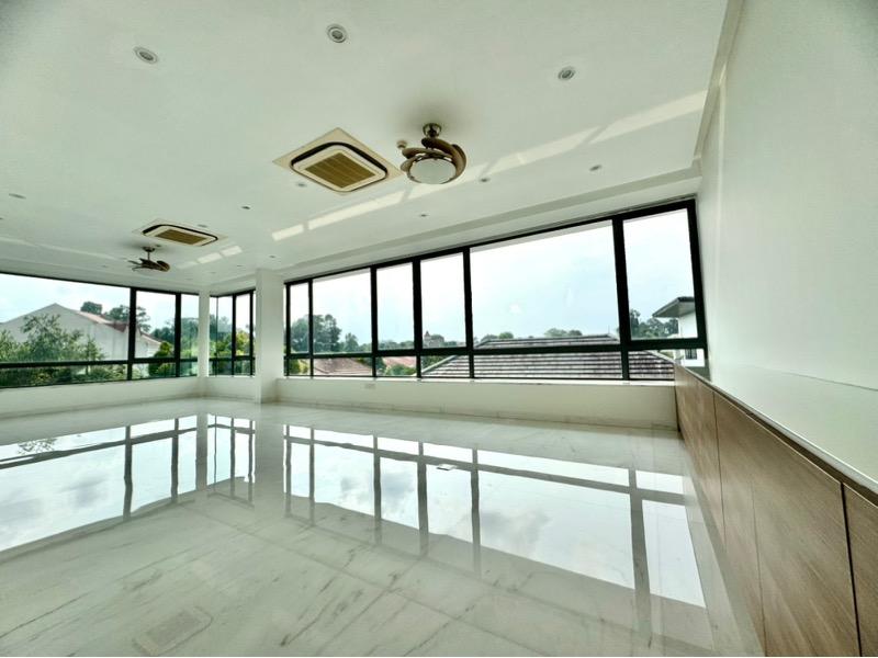Prop-GPT: Detached: D10  Mins to Stevens MRT, fully renovated, single floor, facilities!