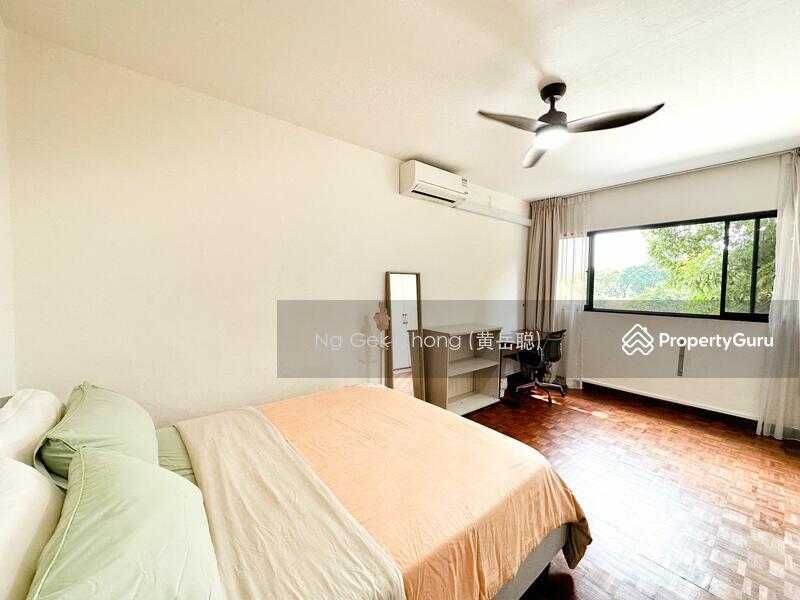 Common Bedroom with Own common Bath, walk to Eateries!