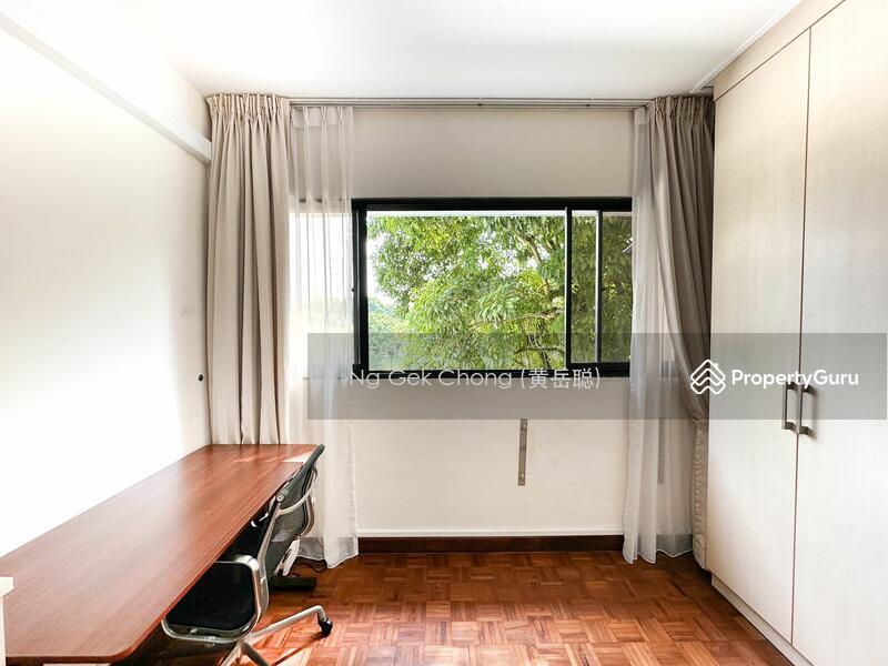 Common Bedroom with Own common Bath, walk to Eateries!