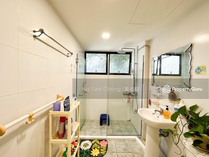Common Bedroom with Own common Bath, walk to Eateries!