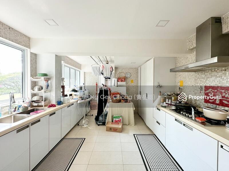 Common Bedroom with Own common Bath, walk to Eateries!