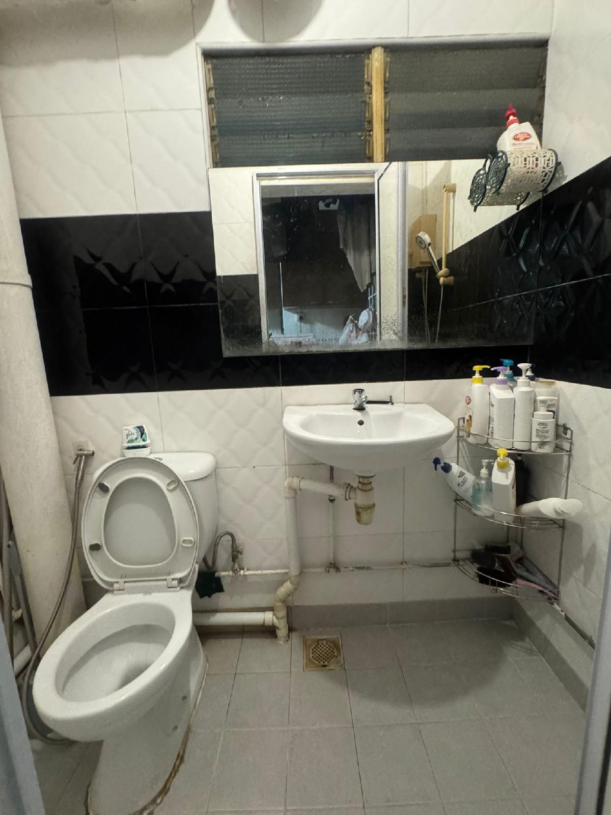 234 Ang Mo Kio Avenue 3 HDB Apartment Room Rental, $1,300, 1 Bed 2 Bath 97 sqft $13.40 psf