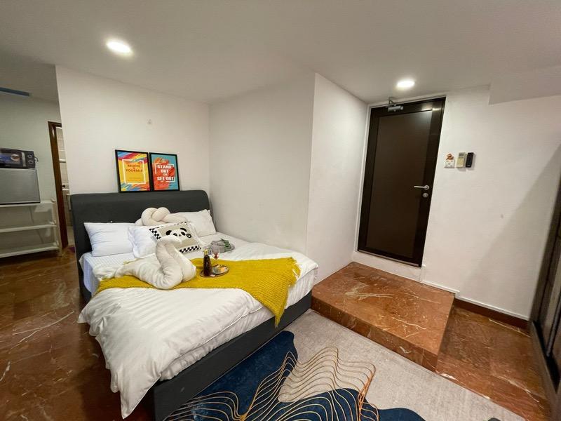 Kew Residencia Town House Room Rental, $2,368, 1 Bed 1 Bath 620 sqft $3.82 psf