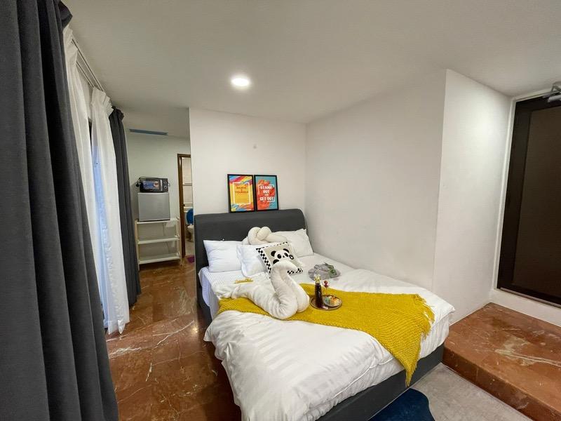 Kew Residencia Town House Room Rental, $2,368, 1 Bed 1 Bath 620 sqft $3.82 psf