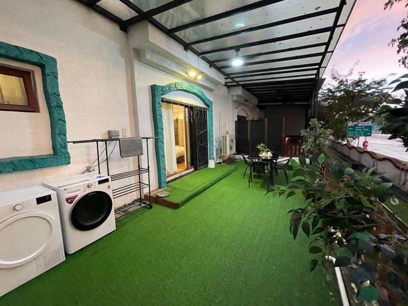 Kew Residencia Town House Room Rental, $2,368, 1 Bed 1 Bath 620 sqft $3.82 psf