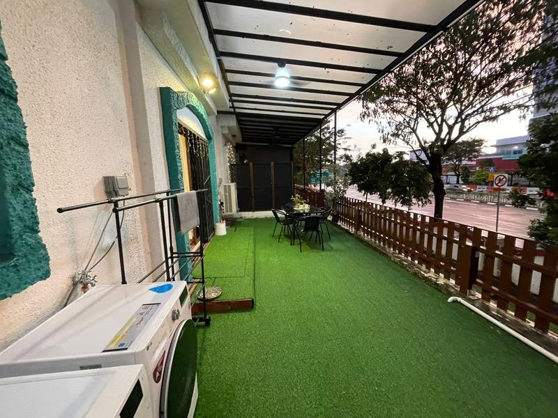 Kew Residencia Town House Room Rental, $2,368, 1 Bed 1 Bath 620 sqft $3.82 psf