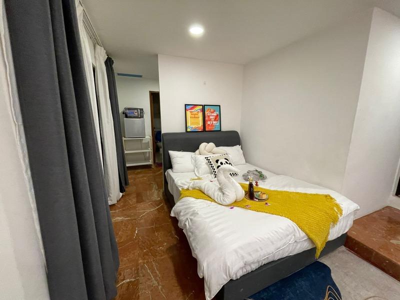 Kew Residencia Town House Room Rental, $2,368, 1 Bed 1 Bath 620 sqft $3.82 psf