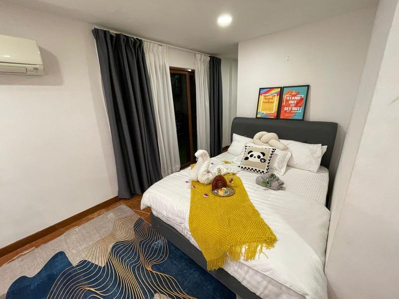 Kew Residencia Town House Room Rental, $2,368, 1 Bed 1 Bath 620 sqft $3.82 psf